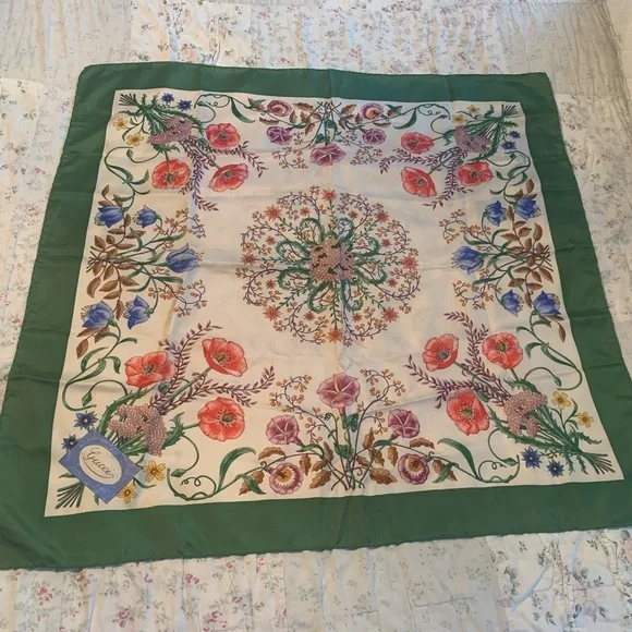 Vintage GUCCI Iconic "Flora" Silk Scarf with Green Border - Picture 2 of 11